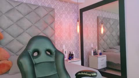 caro_adams1 online show from 11/17/25, 12:44