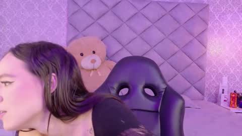 caro_adams1 online show from 11/18/25, 12:42