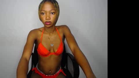 Snapshot of carobaby8 chatting on 11/18/25, 05:01 caroline online show from 11/18/25, 05:01