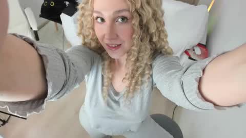 Snapshot of carol_may_ chatting on 05/18/26, 05:35 carol_may_ online show from 05/18/26, 05:35