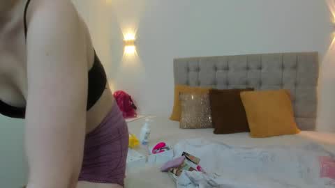 Snapshot of carolina_hernandez22 chatting on 09/23/25, 12:19 Carolina online show from 09/23/25, 12:19