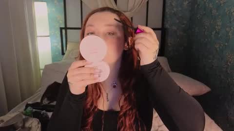 Snapshot of carolina_winter chatting on 10/18/25, 05:43 Mira online show from 10/18/25, 05:43