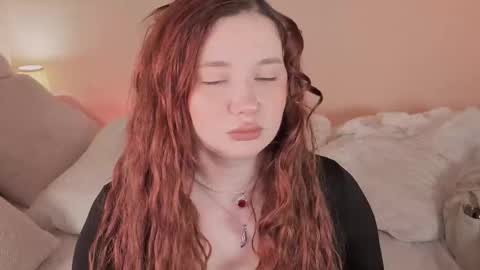 Snapshot of carolina_winter chatting on 11/14/25, 01:10 Mira online show from 11/14/25, 01:10