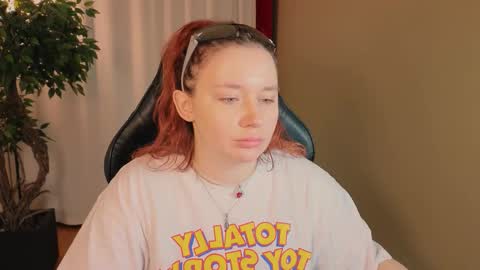 Snapshot of carolina_winter chatting on 11/16/25, 01:06 Mira online show from 11/16/25, 01:06