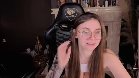 Snapshot of carolina_winter chatting on 02/15/26, 04:53 Mira online show from 02/15/26, 04:53