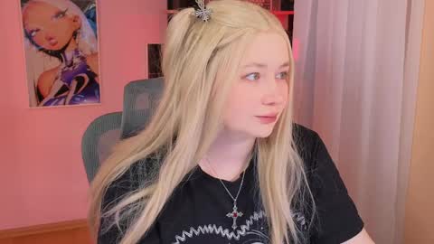 Snapshot of carolina_winter chatting on 04/08/26, 05:40 Mira online show from 04/08/26, 05:40