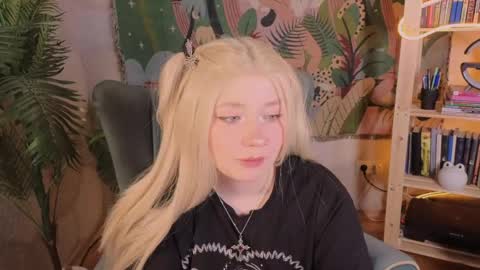 Snapshot of carolina_winter chatting on 04/09/26, 06:30 Mira online show from 04/09/26, 06:30