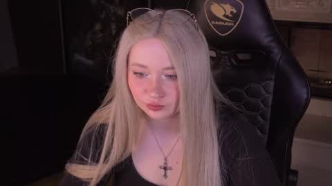 Snapshot of carolina_winter chatting on 04/17/26, 05:43 Mira online show from 04/17/26, 05:43