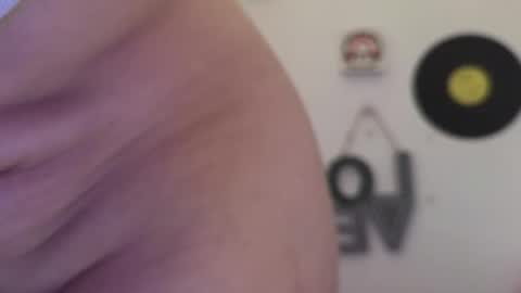 Snapshot of caroline_hernandes chatting on 04/19/26, 01:43 Carolina online show from 04/19/26, 01:43