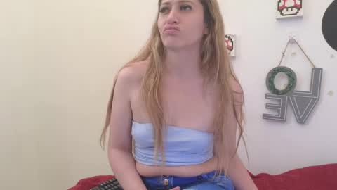 Snapshot of caroline_hernandes chatting on 04/27/26, 02:15 Carolina online show from 04/27/26, 02:15
