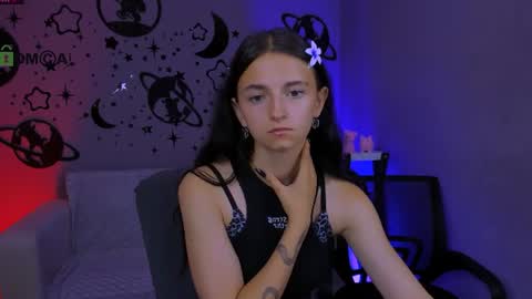 Snapshot of caroline_honeyy chatting on 07/06/26, 10:01 Caroline online show from 07/06/26, 10:01