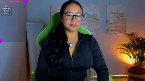 Snapshot of carolinee_04 chatting on 05/13/26, 03:15 Caroline online show from 05/13/26, 03:15