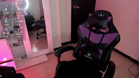 Snapshot of carolineegarcia chatting on 11/28/25, 07:55 CarolineeGarcia online show from 11/28/25, 07:55