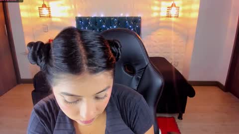 Snapshot of carolinescoth_dl chatting on 02/01/25, 06:08 Caroline Scoth online show from 02/01/25, 06:08