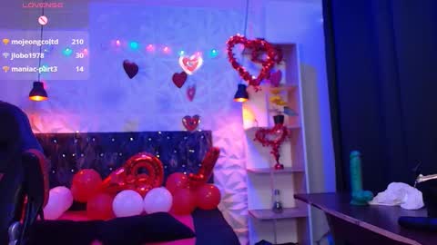 Snapshot of carolinescoth_dl chatting on 02/20/25, 10:04 Caroline Scoth online show from 02/20/25, 10:04