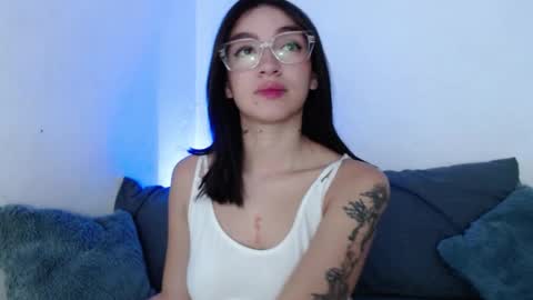 Snapshot of carolinne_fox_ chatting on 09/17/25, 12:51 Caroline online show from 09/17/25, 12:51