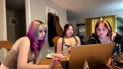 Snapshot of carpetmunchers chatting on 03/08/26, 11:52 carpetmunchers online show from 03/08/26, 11:52