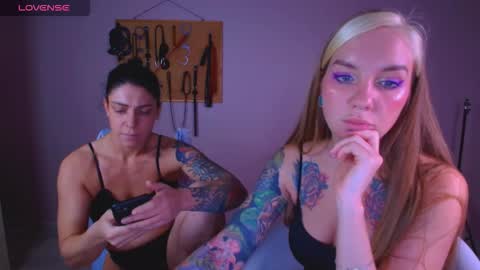 Snapshot of carrie_moonshine chatting on 11/19/25, 05:02 Carrie online show from 11/19/25, 05:02