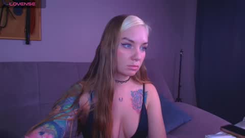 Snapshot of carrie_moonshine chatting on 12/01/25, 06:57 Carrie online show from 12/01/25, 06:57