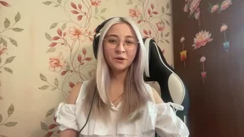 Snapshot of casandrabremme chatting on 06/17/26, 10:39 Mia online show from 06/17/26, 10:39
