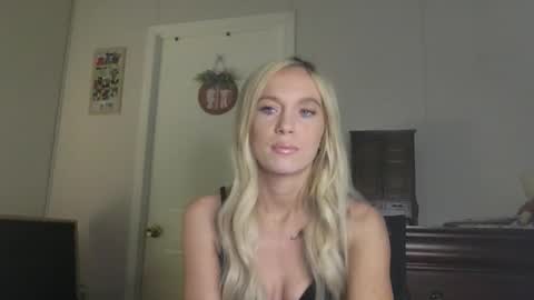 Snapshot of caseygirl6879 chatting on 01/19/26, 04:27 Casey Lakes online show from 01/19/26, 04:27