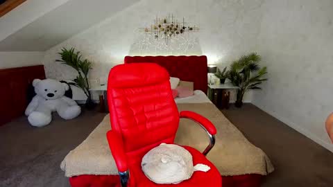 Cassandra online show from 02/11/25, 10:37