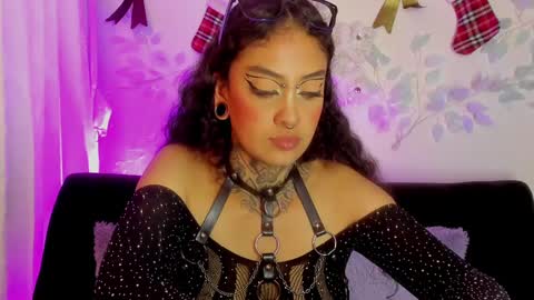 Cata green model independient online show from 12/16/24, 10:45