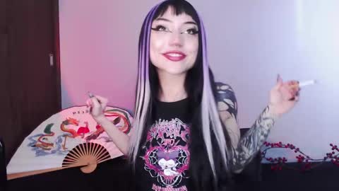 Snapshot of cati_petite chatting on 01/14/25, 08:15 Cati help me reach my goal of 100 thumbs up again 3 online show from 01/14/25, 08:15