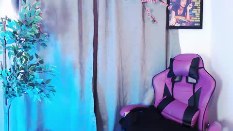 Snapshot of cati_petite chatting on 04/14/26, 02:12 Cati help me reach my goal of 100 thumbs up again 3 online show from 04/14/26, 02:12