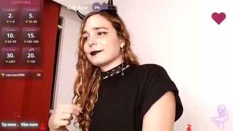 Snapshot of catnessa_ chatting on 11/01/25, 01:18 Catalina Restrepo online show from 11/01/25, 01:18