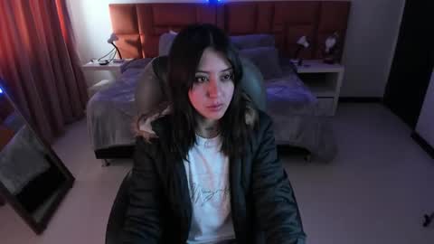 catti_brie_ online show from 11/29/25, 12:30