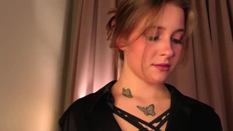 Lina  online show from 11/29/25, 07:06