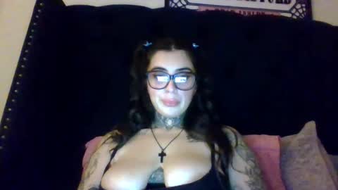 Snapshot of ceceluv27 chatting on 11/28/25, 02:47 ceceluv27 online show from 11/28/25, 02:47
