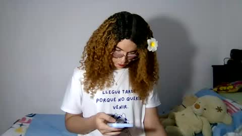 Snapshot of celessteseductora chatting on 08/04/26, 06:32 celessteseductora online show from 08/04/26, 06:32
