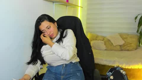 celeste_bonnet1 online show from 11/29/25, 12:24