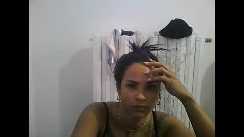 Snapshot of chanelchicasexy chatting on 03/06/25, 08:08 Laura online show from 03/06/25, 08:08