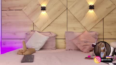 Snapshot of channelcrawford chatting on 12/18/25, 03:56 ChannelCrawford online show from 12/18/25, 03:56