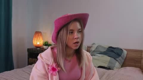 Snapshot of chantalglos chatting on 11/26/25, 09:10 Milana online show from 11/26/25, 09:10