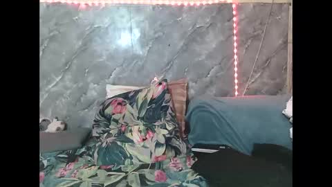 Snapshot of chanz10172 chatting on 10/24/25, 09:33 Zaria Vixen online show from 10/24/25, 09:33