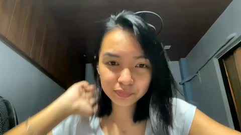 Snapshot of charamaracle chatting on 04/01/26, 01:41 Elly online show from 04/01/26, 01:41