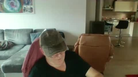 Snapshot of charles6064 chatting on 01/12/25, 01:58 charles6064 online show from 01/12/25, 01:58