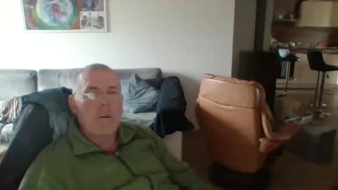 Snapshot of charles6064 chatting on 02/18/25, 11:44 charles6064 online show from 02/18/25, 11:44