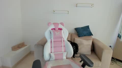 Snapshot of charlote_cowell_sub_ chatting on 09/19/25, 08:09 online show from 09/19/25, 08:09