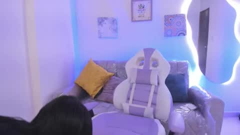 Snapshot of charlote_cowell_sub_ chatting on 09/25/25, 02:10 online show from 09/25/25, 02:10