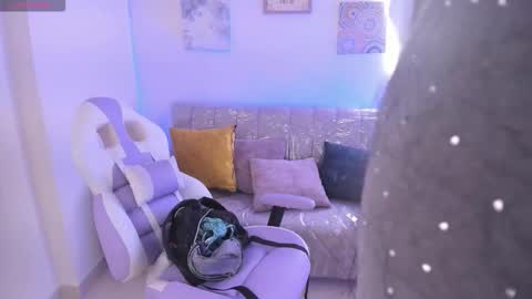 Snapshot of charlote_cowell_sub_ chatting on 10/16/25, 02:51 online show from 10/16/25, 02:51