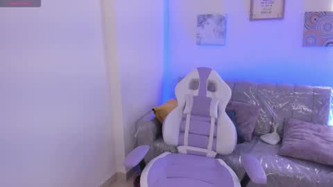 Snapshot of charlote_cowell_sub_ chatting on 10/21/25, 05:46 online show from 10/21/25, 05:46