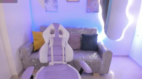 Snapshot of charlote_cowell_sub_ chatting on 11/10/25, 05:12 online show from 11/10/25, 05:12