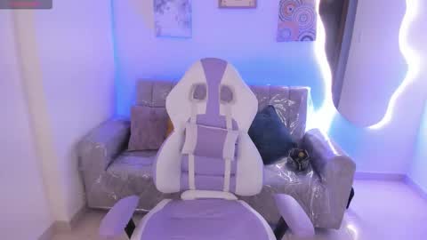 Snapshot of charlote_cowell_sub_ chatting on 12/13/25, 08:47 online show from 12/13/25, 08:47