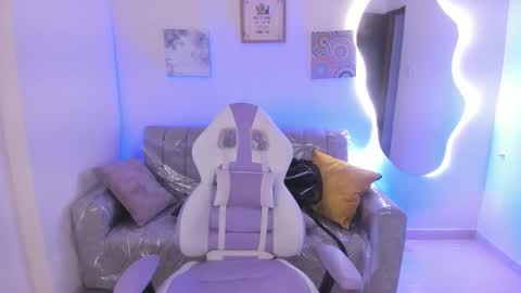 Snapshot of charlote_cowell_sub_ chatting on 01/08/26, 05:37 online show from 01/08/26, 05:37