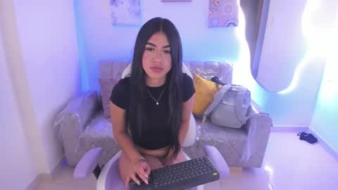 Snapshot of charlote_cowell_sub_ chatting on 02/04/26, 06:36 online show from 02/04/26, 06:36